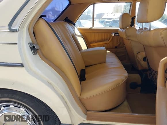 ✅ 1983 Mercedes-Benz 240 • VIN: WDBAB23A2DB412265 • Лот: 43142818. Опубликован ранее на IAAI с пробегом 151 268 миль. Бесплатный доступ к архиву аукционных продаж из США и подробный отчёт об истории автомобиля на DreamBid. Изображение 8.