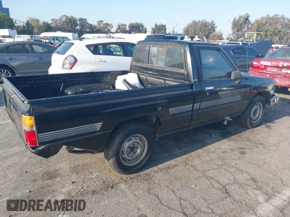 ✅ 1987 Toyota Pickup • VIN: JT4RN50R8H0277401 • Lot: 42148719. Wystawiony na IAAI z przebiegiem 239 923 mil. Bezpłatny archiwum sprzedaży aukcyjnych z USA i szczegółowy raport historii pojazdu na DreamBid. Zdjęcie 4.