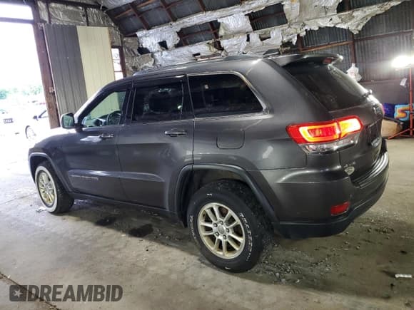 ✅ 2018 Jeep Grand Cherokee Laredo E • VIN: 1C4RJFAG8JC367747 • Лот: 63910095. Опубликован ранее на Copart с пробегом 96 548 миль. Бесплатный доступ к архиву аукционных продаж из США и подробный отчёт об истории автомобиля на DreamBid. Изображение 2.