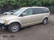 ✅ 2010 Chrysler Town & Country Limited • VIN: 2A4RR7DX2AR322606 • Lot: 42181467. Wystawiony na IAAI z przebiegiem 107 991 mil. Bezpłatny archiwum sprzedaży aukcyjnych z USA i szczegółowy raport historii pojazdu na DreamBid. Zdjęcie 2.