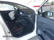✅ 2023 Nissan Versa SR • VIN: 3N1CN8FV2PL810777 • Lot: 43516285. Wystawiony na IAAI z przebiegiem 11 332 mil. Bezpłatny archiwum sprzedaży aukcyjnych z USA i szczegółowy raport historii pojazdu na DreamBid. Zdjęcie 5.