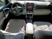 ✅ 2007 Toyota RAV4 • VIN: JTMBK33V776015176 • Lot: 68109795. Wystawiony na Copart z przebiegiem 234 323 mil. Bezpłatny archiwum sprzedaży aukcyjnych z USA i szczegółowy raport historii pojazdu na DreamBid. Zdjęcie 8.