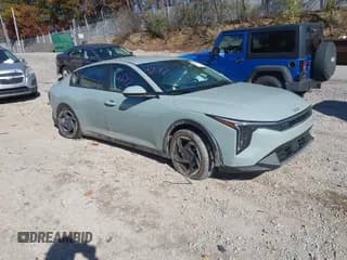 ✅ 2025 Kia K4 EX • VIN: 3KPFU4DE7SE170653 • Лот: 43544277. Опубликован ранее на IAAI с пробегом 3 896 миль. Бесплатный доступ к архиву аукционных продаж из США и подробный отчёт об истории автомобиля на DreamBid. Изображение 1.