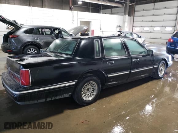 ✅ 1997 Lincoln Town Car Executive • VIN: 1LNLM81W8VY679457 • Lot: 75096074. Listed on Copart with 123,771 mi. Free auction sales archive from the USA and detailed vehicle history report at DreamBid. Image 3.