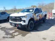 ✅ 2023 Chevrolet Silverado 1500 LT Trail Boss • VIN: 3GCUDFED3PG197885 • Lot: 41733427. Wystawiony na IAAI z przebiegiem 64 911 mil. Bezpłatny archiwum sprzedaży aukcyjnych z USA i szczegółowy raport historii pojazdu na DreamBid. Zdjęcie 2.