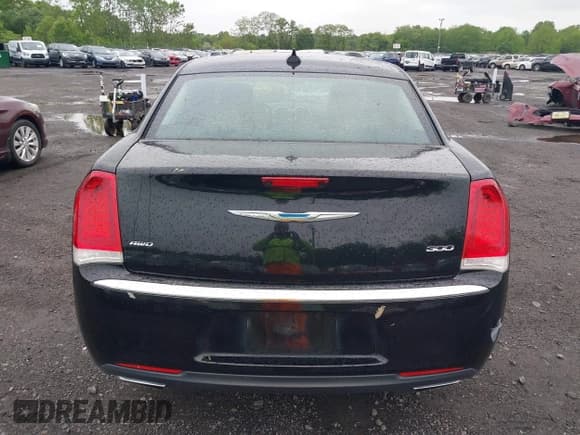 ✅ 2016 Chrysler 300 Limited • VIN: 2C3CCARG5GH213126 • Lot: 42325801. Wystawiony na IAAI z przebiegiem 180 281 mil. Bezpłatny archiwum sprzedaży aukcyjnych z USA i szczegółowy raport historii pojazdu na DreamBid. Zdjęcie 16.