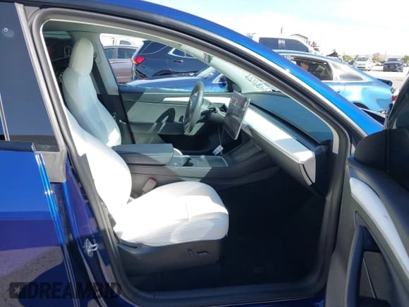 ✅ 2022 Tesla Model Y Performance • VIN: 7SAYGDEF5NF524131 • Lot: 43489139. Wystawiony na IAAI z przebiegiem 48 541 mil. Bezpłatny archiwum sprzedaży aukcyjnych z USA i szczegółowy raport historii pojazdu na DreamBid. Zdjęcie 5.