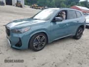 ✅ 2024 BMW X1 • VIN: WBX13EF0XR5Z97754 • Lot: 64200945. Wystawiony na Copart z przebiegiem 28 918 mil. Bezpłatny archiwum sprzedaży aukcyjnych z USA i szczegółowy raport historii pojazdu na DreamBid. Zdjęcie 1.