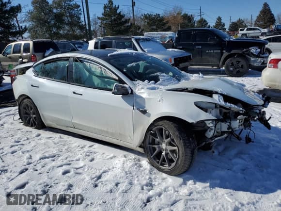 ✅ 2022 Tesla Model 3 Long Range • VIN: 5YJ3E1EB1NF190964 • Lot: 41929155. Wystawiony na Copart z przebiegiem Nie podano. Bezpłatny archiwum sprzedaży aukcyjnych z USA i szczegółowy raport historii pojazdu na DreamBid. Zdjęcie 4.