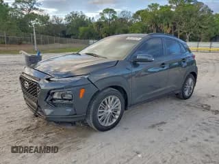 ✅ 2021 Hyundai Kona SEL • VIN: KM8K22AAXMU599764 • Лот: 95123425. Опубликован ранее на Copart с пробегом 61 848 миль. Бесплатный доступ к архиву аукционных продаж из США и подробный отчёт об истории автомобиля на DreamBid. Изображение 1.