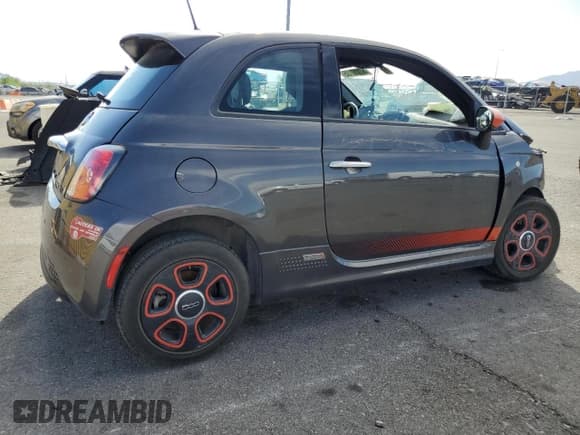 ✅ 2018 FIAT 500e • VIN: 3C3CFFGE1JT369314 • Lot: 61150135. Wystawiony na Copart z przebiegiem 44 664 mil. Bezpłatny archiwum sprzedaży aukcyjnych z USA i szczegółowy raport historii pojazdu na DreamBid. Zdjęcie 3.