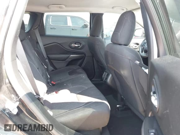 ✅ 2020 Jeep Cherokee Latitude • VIN: 1C4PJLCB6LD624134 • Lot: 43240447. Wystawiony na IAAI z przebiegiem 107 712 mil. Bezpłatny archiwum sprzedaży aukcyjnych z USA i szczegółowy raport historii pojazdu na DreamBid. Zdjęcie 8.