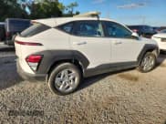 ✅ 2024 Hyundai Kona SE • VIN: KM8HACAB3RU116053 • Лот: 91642645. Опубликован ранее на Copart с пробегом 8 684 миль. Бесплатный доступ к архиву аукционных продаж из США и подробный отчёт об истории автомобиля на DreamBid. Изображение 3.