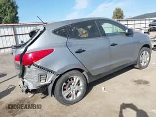 2013 Hyundai Tucson GL z VIN KM8JT3AB7DU588924, wystawiony jako IAAI lot #43412600 z przebiegiem 107 843 mil mil oraz . Historia ofert i sprzedaży dostępna na DreamBid. Obrazek 4.