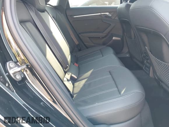 ✅ 2023 Audi A3 Premium Plus • VIN: WAUBUDGY7PA096999 • Lot: 41302672. Wystawiony na IAAI z przebiegiem 10 431 mil. Bezpłatny archiwum sprzedaży aukcyjnych z USA i szczegółowy raport historii pojazdu na DreamBid. Zdjęcie 8.