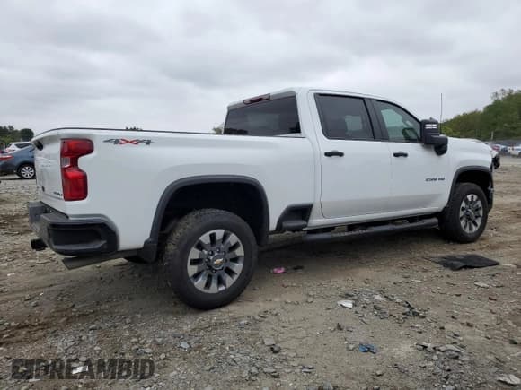 ✅ 2025 Chevrolet Silverado 2500HD Custom • VIN: 2GC4KME70S1141375 • Лот: 71691045. Опубликован ранее на Copart с пробегом 5 046 миль. Бесплатный доступ к архиву аукционных продаж из США и подробный отчёт об истории автомобиля на DreamBid. Изображение 3.