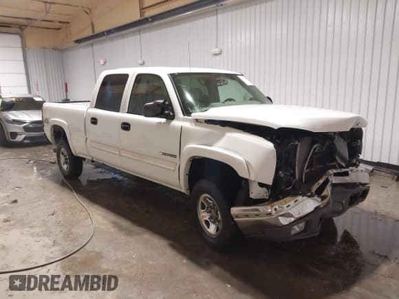 ✅ 2005 Chevrolet Silverado 2500HD LS • VIN: 1GCHK23U55F899336 • Lot: 41635266. Wystawiony na IAAI z przebiegiem 299 032 mil. Bezpłatny archiwum sprzedaży aukcyjnych z USA i szczegółowy raport historii pojazdu na DreamBid. Zdjęcie 1.