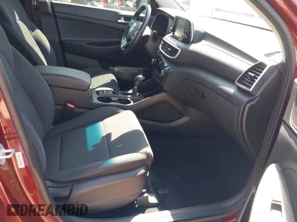 2019 Hyundai Tucson SEL z VIN KM8J33AL6KU980864, wystawiony jako IAAI lot #42551678 z przebiegiem 49 682 mil mil oraz . Historia ofert i sprzedaży dostępna na DreamBid. Obrazek 5.