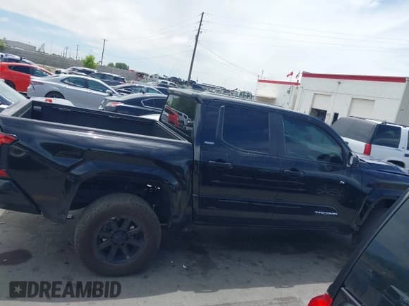 ✅ 2024 Toyota Tacoma SR5 • VIN: 3TMLB5JN9RM048881 • Лот: 42562353. Опубликован ранее на IAAI с пробегом 17 712 миль. Бесплатный доступ к архиву аукционных продаж из США и подробный отчёт об истории автомобиля на DreamBid. Изображение 14.