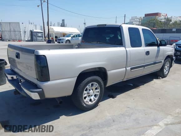 ✅ 2005 Chevrolet Silverado 1500 LS • VIN: 1GCEC19Z55Z339828 • Lot: 42303915. Wystawiony na IAAI z przebiegiem 90 509 mil mil. Skorzystaj z bezpłatnego archiwum sprzedaży aukcyjnych z USA i zobacz szczegółowy raport historii pojazdu na DreamBid. Zdjęcie 4.