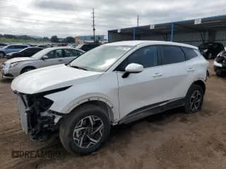 ✅ 2025 Kia Sportage LX • VIN: KNDPUCDF3S7406187 • Лот: 65388775. Опубликован ранее на Copart с пробегом 3 714 миль. Бесплатный доступ к архиву аукционных продаж из США и подробный отчёт об истории автомобиля на DreamBid. Изображение 1.
