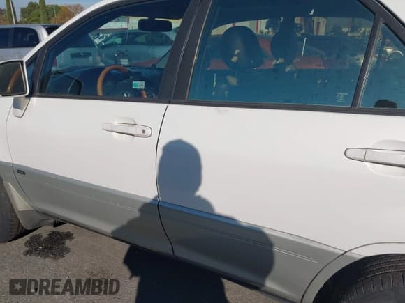 ✅ 2001 Lexus RX 300 • VIN: JTJHF10U010175860 • Lot: 43739777. Wystawiony na IAAI z przebiegiem 229 734 mil. Bezpłatny archiwum sprzedaży aukcyjnych z USA i szczegółowy raport historii pojazdu na DreamBid. Zdjęcie 6.