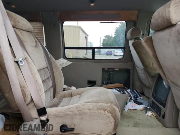 ✅ 2000 GMC Savana Cargo RV Conversion • VIN: 1GDFG15R2Y1253230 • Lot: 68307755. Wystawiony na Copart z przebiegiem 125 681 mil. Bezpłatny archiwum sprzedaży aukcyjnych z USA i szczegółowy raport historii pojazdu na DreamBid. Zdjęcie 11.