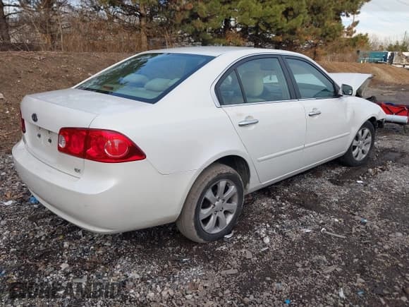 ✅ 2007 Kia Optima LX • VIN: KNAGE123775158245 • Lot: 41202339. Wystawiony na IAAI z przebiegiem 206 826 mil. Bezpłatny archiwum sprzedaży aukcyjnych z USA i szczegółowy raport historii pojazdu na DreamBid. Zdjęcie 4.