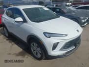 ✅ 2024 Buick Encore GX Preferred • VIN: KL4AMBS21RB077572 • Lot: 43672845. Wystawiony na IAAI z przebiegiem 26 171 mil. Bezpłatny archiwum sprzedaży aukcyjnych z USA i szczegółowy raport historii pojazdu na DreamBid. Zdjęcie 1.