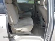 ✅ 2015 Nissan Quest SV • VIN: JN8AE2KP4F9128892 • Lot: 42608924. Wystawiony na IAAI z przebiegiem 251 023 mil. Bezpłatny archiwum sprzedaży aukcyjnych z USA i szczegółowy raport historii pojazdu na DreamBid. Zdjęcie 8.