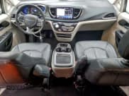 ✅ 2021 Chrysler Pacifica Hybrid Touring L • VIN: 2C4RC1L79MR580700 • Lot: 95197755. Wystawiony na Copart z przebiegiem 101 670 mil. Bezpłatny archiwum sprzedaży aukcyjnych z USA i szczegółowy raport historii pojazdu na DreamBid. Zdjęcie 8.