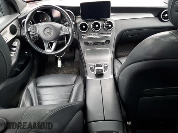 ✅ 2019 Mercedes-Benz GLC 300 • VIN: WDC0G4KB5KF574735 • Lot: 82718835. Wystawiony na Copart z przebiegiem 123 192 mil. Bezpłatny archiwum sprzedaży aukcyjnych z USA i szczegółowy raport historii pojazdu na DreamBid. Zdjęcie 8.