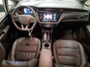 ✅ 2023 Chevrolet Bolt EV 2LT • VIN: 1G1FX6S03P4202350 • Lot: 84632754. Wystawiony na Copart z przebiegiem 24 474 mil. Bezpłatny archiwum sprzedaży aukcyjnych z USA i szczegółowy raport historii pojazdu na DreamBid. Zdjęcie 8.