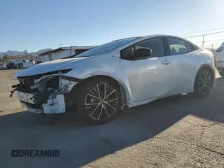 ✅ 2023 Toyota Prius XLE • VIN: JTDACAAUXP3012622 • Лот: 90627595. Опубликован ранее на Copart с пробегом 22 744 миль. Бесплатный доступ к архиву аукционных продаж из США и подробный отчёт об истории автомобиля на DreamBid. Изображение 1.