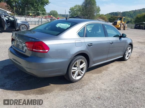 ✅ 2014 Volkswagen Passat SE • VIN: 1VWBS7A32EC072616 • Lot: 43329627. Wystawiony na IAAI z przebiegiem 139 338 mil. Bezpłatny archiwum sprzedaży aukcyjnych z USA i szczegółowy raport historii pojazdu na DreamBid. Zdjęcie 4.