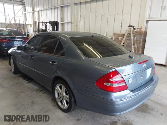 ✅ 2005 Mercedes-Benz E 500 • VIN: WDBUF70J55A627956 • Lot: 41854732. Wystawiony na IAAI z przebiegiem 223 945 mil. Bezpłatny archiwum sprzedaży aukcyjnych z USA i szczegółowy raport historii pojazdu na DreamBid. Zdjęcie 3.