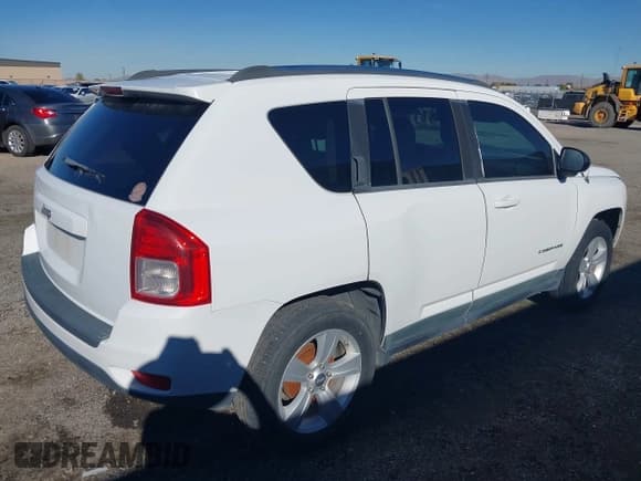 ✅ 2011 Jeep Compass Latitude • VIN: 1J4NT1FB0BD289981 • Lot: 43751348. Wystawiony na IAAI z przebiegiem 174 525 mil. Bezpłatny archiwum sprzedaży aukcyjnych z USA i szczegółowy raport historii pojazdu na DreamBid. Zdjęcie 4.