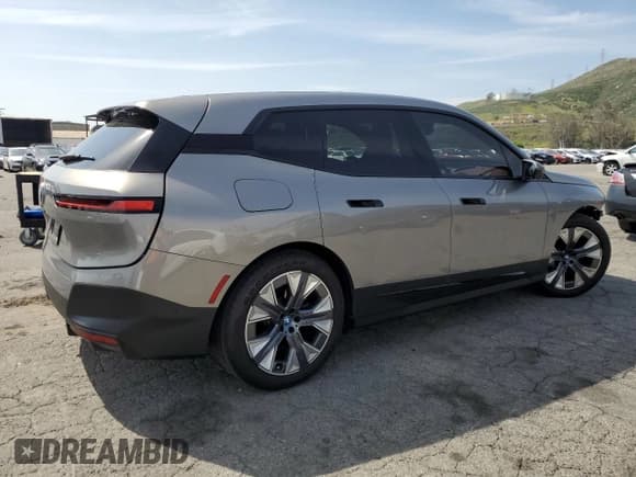 ✅ 2023 BMW iX xDrive50 • VIN: WB523CF08PCL23306 • Лот: 48559294. Опубликован ранее на Copart с пробегом 13 823 миль. Бесплатный доступ к архиву аукционных продаж из США и подробный отчёт об истории автомобиля на DreamBid. Изображение 3.