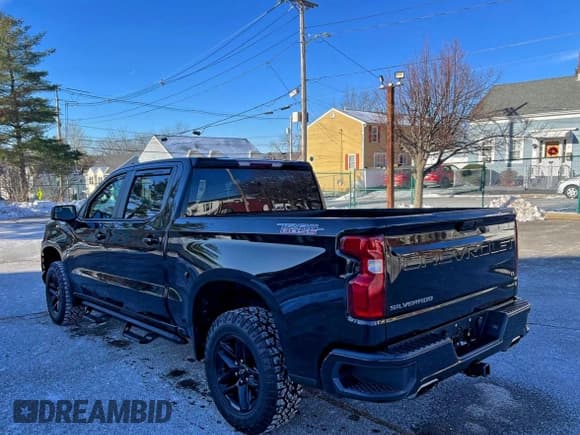 ✅ 2019 Chevrolet Silverado 1500 LT Trail Boss • VIN: 1GCPYFED4KZ408196 • Lot: 95799425. Wystawiony na Copart z przebiegiem 140 512 mil. Bezpłatny archiwum sprzedaży aukcyjnych z USA i szczegółowy raport historii pojazdu na DreamBid. Zdjęcie 3.