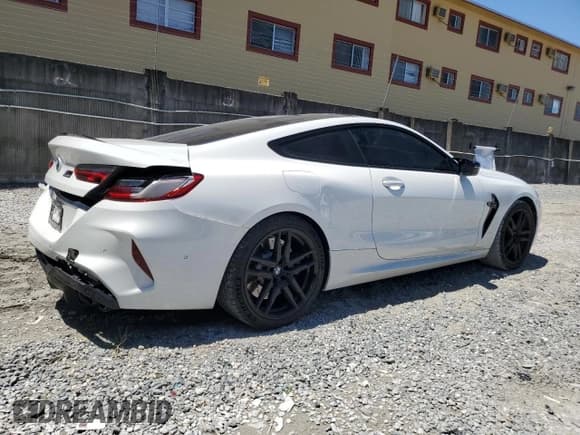 ✅ 2022 BMW M8 Competition • VIN: WBSAE0C06NCH19837 • Lot: 56768815. Listed on Copart with 27,088 mi. Free auction sales archive from the USA and detailed vehicle history report at DreamBid. Image 3.