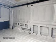 ✅ 2023 Ford Transit Cargo • VIN: 1FTBW9C89PKB88609 • Lot: 63399805. Wystawiony na Copart z przebiegiem 25 083 mil. Bezpłatny archiwum sprzedaży aukcyjnych z USA i szczegółowy raport historii pojazdu na DreamBid. Zdjęcie 11.