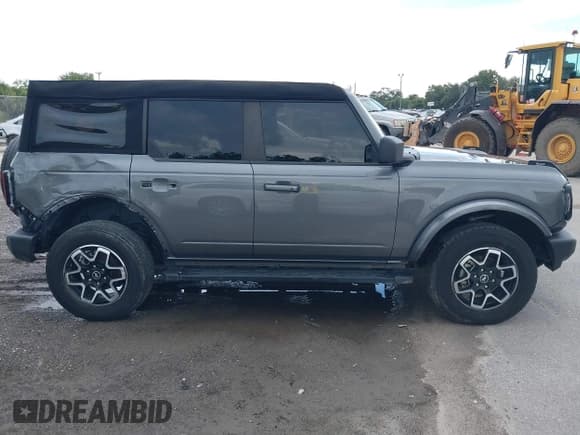 ✅ 2023 Ford Bronco • VIN: 1FMEE5BP0PLB18858 • Lot: 43179647. Wystawiony na IAAI z przebiegiem 38 479 mil. Bezpłatny archiwum sprzedaży aukcyjnych z USA i szczegółowy raport historii pojazdu na DreamBid. Zdjęcie 13.