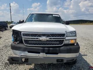 ✅ 2005 Chevrolet Silverado 2500HD LS • VIN: 1GCHK29UX5E139285 • Lot: 80985595. Wystawiony na Copart z przebiegiem 431 404 mil. Bezpłatny archiwum sprzedaży aukcyjnych z USA i szczegółowy raport historii pojazdu na DreamBid. Zdjęcie 5.