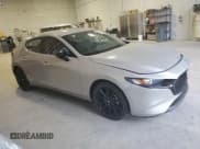 ✅ 2024 Mazda 3 S Select Sport • VIN: JM1BPAKM3R1722290 • Lot: 81561045. Wystawiony na Copart z przebiegiem 23 525 mil. Bezpłatny archiwum sprzedaży aukcyjnych z USA i szczegółowy raport historii pojazdu na DreamBid. Zdjęcie 4.