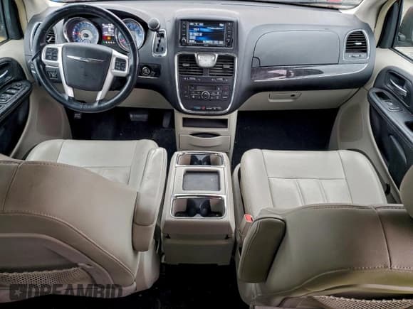 ✅ 2015 Chrysler Town & Country Touring • VIN: 2C4RC1BG6FR561817 • Лот: 94130165. Опубликован ранее на Copart с пробегом 148 270 миль. Бесплатный доступ к архиву аукционных продаж из США и подробный отчёт об истории автомобиля на DreamBid. Изображение 8.