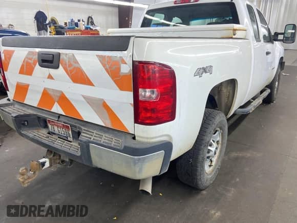 2011 Chevrolet Silverado 2500HD Work Truck z VIN 1GC2KVCG3BZ301045, wystawiony jako IAAI lot #43336297 z przebiegiem 234 452 mil mil oraz . Historia ofert i sprzedaży dostępna na DreamBid. Obrazek 1.