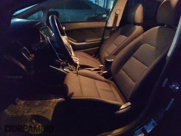 ✅ 2018 Kia Forte LX • VIN: 3KPFL4A79JE164182 • Лот: 81818045. Опубликован ранее на Copart с пробегом 139 143 миль. Бесплатный доступ к архиву аукционных продаж из США и подробный отчёт об истории автомобиля на DreamBid. Изображение 7.