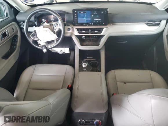 ✅ 2025 Ford Explorer Active • VIN: 1FMUK7DH9SGA42810 • Lot: 82742545. Wystawiony na Copart z przebiegiem 13 241 mil. Bezpłatny archiwum sprzedaży aukcyjnych z USA i szczegółowy raport historii pojazdu na DreamBid. Zdjęcie 8.