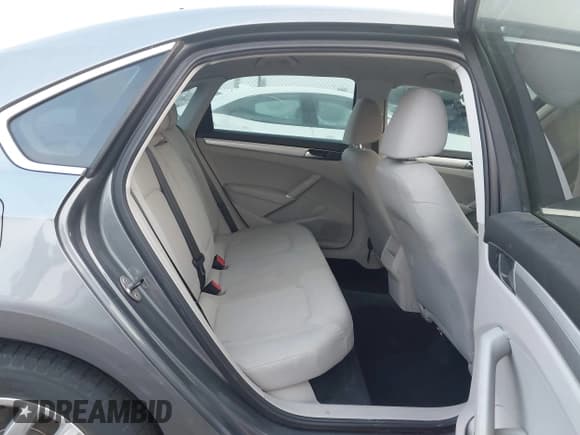 ✅ 2016 Volkswagen Passat S • VIN: 1VWAT7A33GC061992 • Lot: 43551004. Wystawiony na IAAI z przebiegiem 98 934 mil. Bezpłatny archiwum sprzedaży aukcyjnych z USA i szczegółowy raport historii pojazdu na DreamBid. Zdjęcie 8.