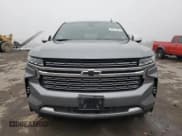 ✅ 2022 Chevrolet Suburban Premier • VIN: 1GNSKFKD9NR326119 • Lot: 82171323. Wystawiony na Copart z przebiegiem 23 203 mil. Bezpłatny archiwum sprzedaży aukcyjnych z USA i szczegółowy raport historii pojazdu na DreamBid. Zdjęcie 5.